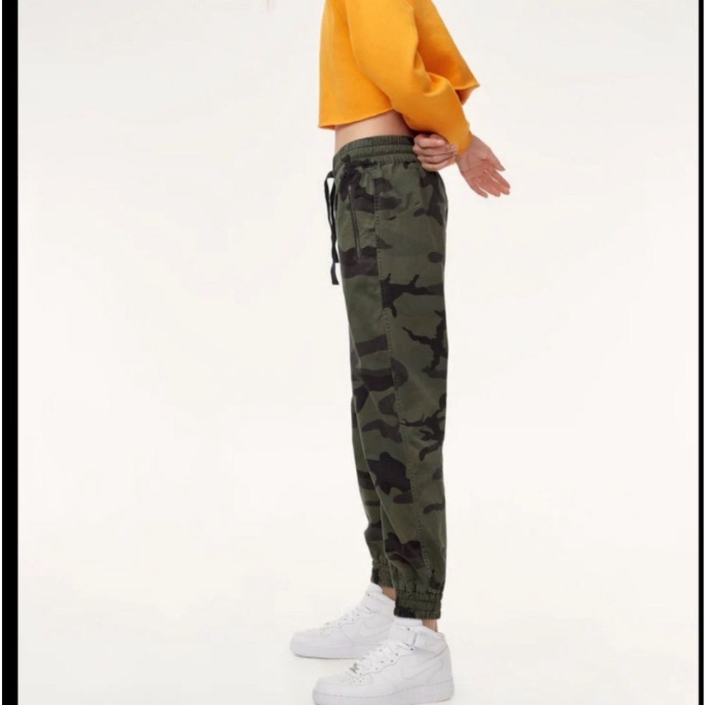 Aritzia TNA camo joggers size small